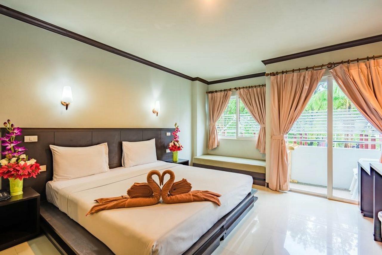 The aim patong hotel. Патонг Перл Резорт Пхукет. Скромные отели на Патонге. Pearl Hotel Phuket 4* (Пхукет). Grace Patong Hotel.